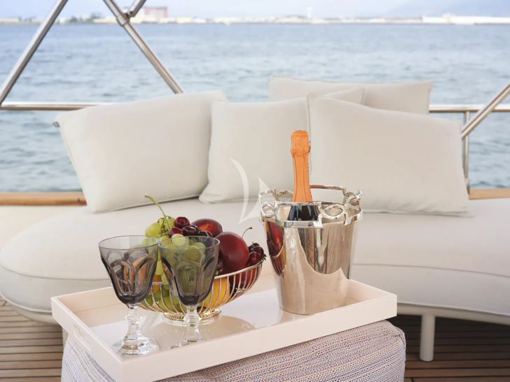 AZUR Terranova Explorer 20m - wine on the flybridge AZUR Terranova Explorer 20m - wine on the flybridge