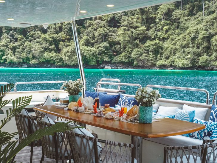 FOR YOUR EYES ONLY Astondoa 102 GLX - alfresco dining area FOR YOUR EYES ONLY Astondoa 102 GLX - alfresco dining area