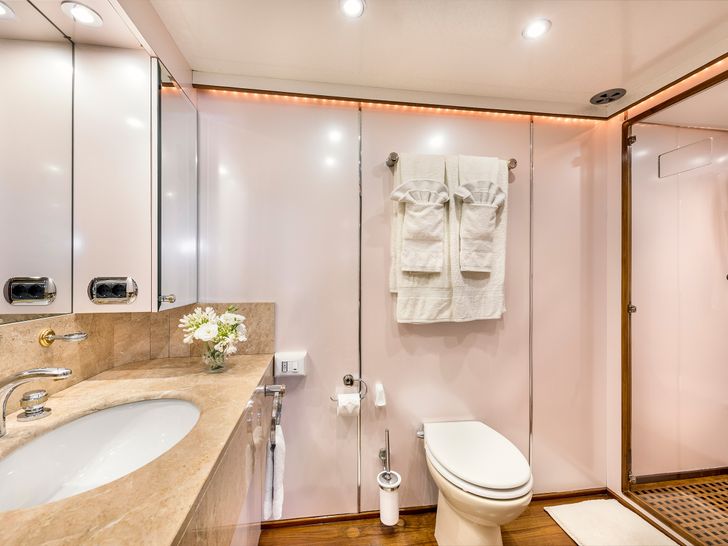 ANTISAN Alalunga 33m - master cabin bathroom ANTISAN Alalunga 33m - master cabin bathroom