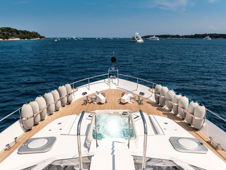 ANTISAN Alalunga 33m - foredeck ANTISAN Alalunga 33m - foredeck