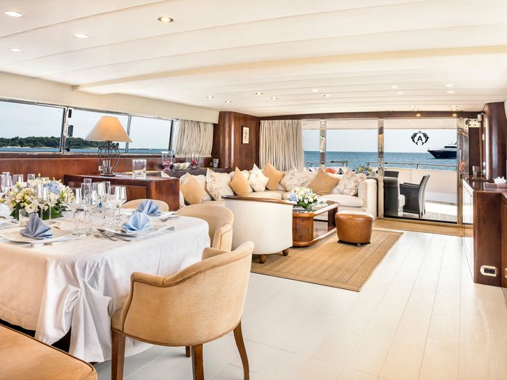 ANTISAN Alalunga 33m - indoor dining area ANTISAN Alalunga 33m - indoor dining area