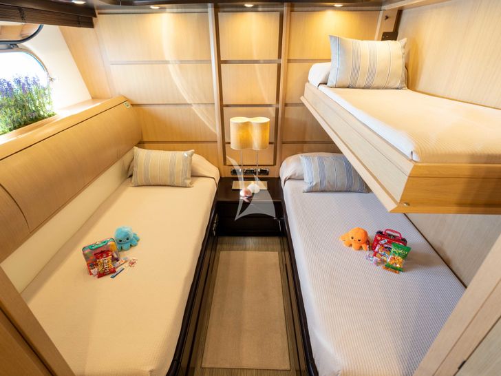 DOLCE VITA IV Astondoa 102 GLX - twin cabin with Pullman down DOLCE VITA IV Astondoa 102 GLX - twin cabin with Pullman down