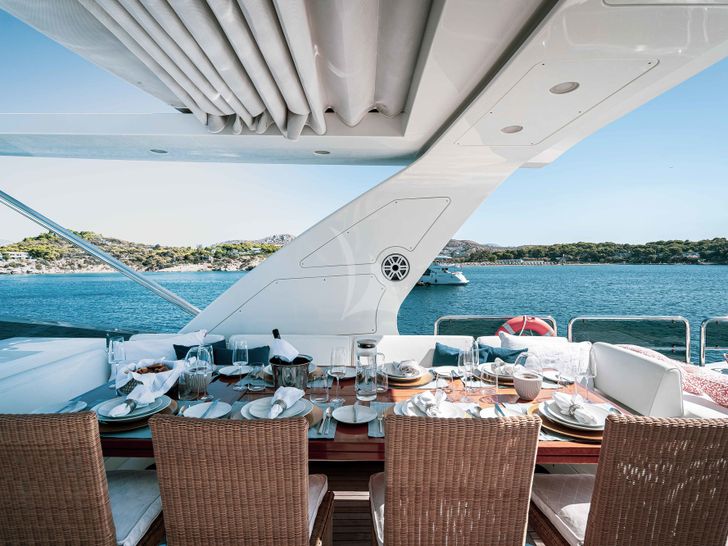 Azimut Yacht KOUKLES Fly Dining