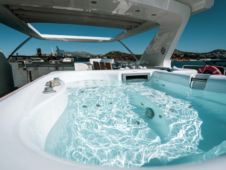 Azimut Yacht KOUKLES Jacuzzi Azimut Yacht KOUKLES Jacuzzi