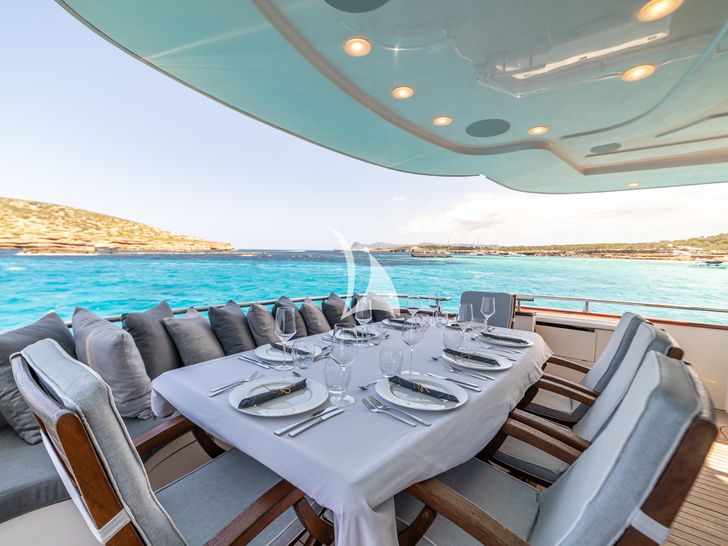B3 Astondoa 90 Dining B3 Astondoa 90 Dining