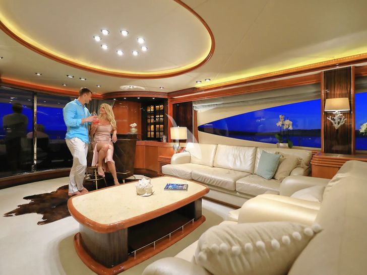 BABY I Sunseeker 105 - guests in the saloon BABY I Sunseeker 105 - guests in the saloon