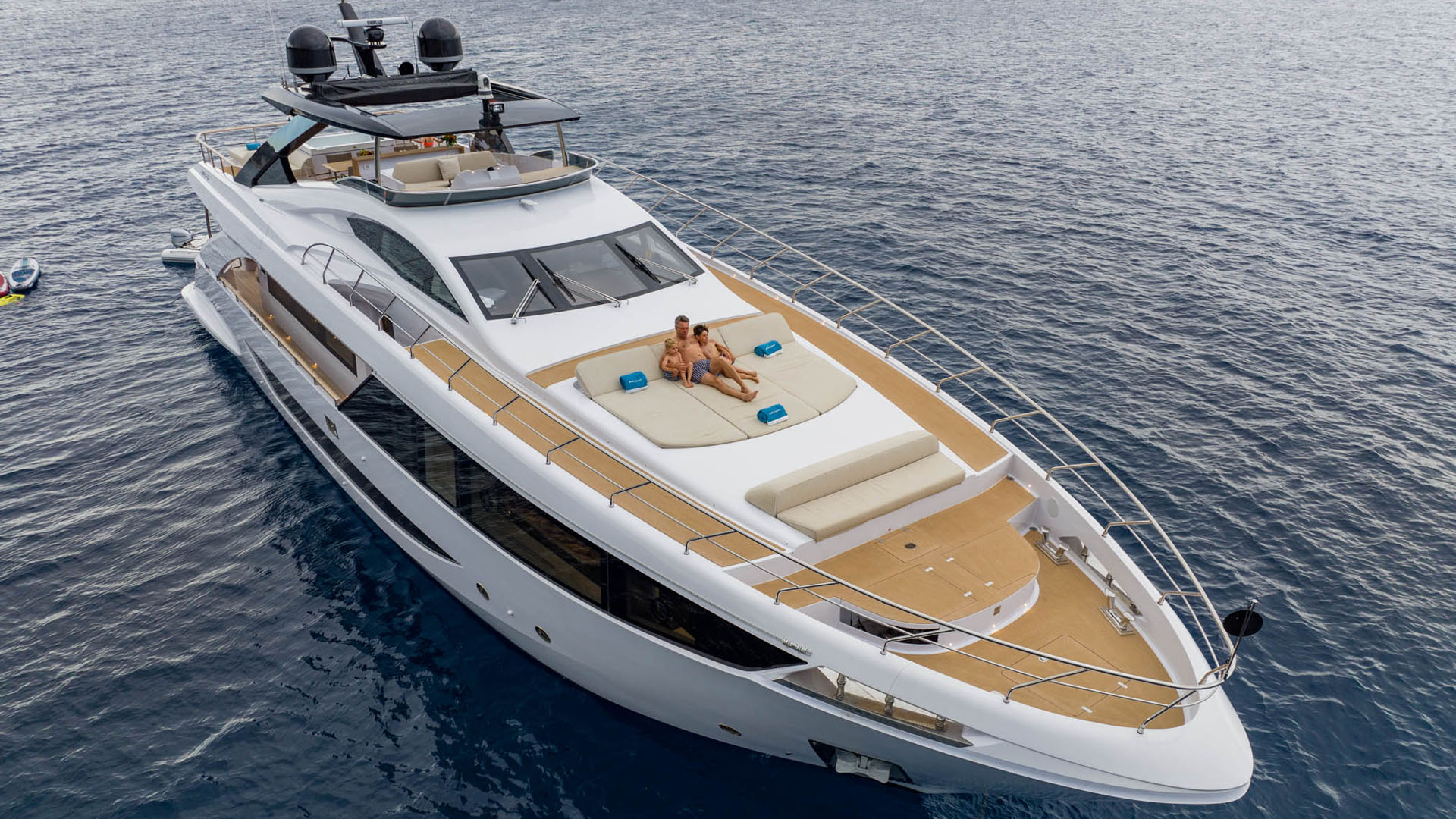 Crewed Motor Yacht BACCARAT - Amer Cento Quad - 5 Cabins - Cannes