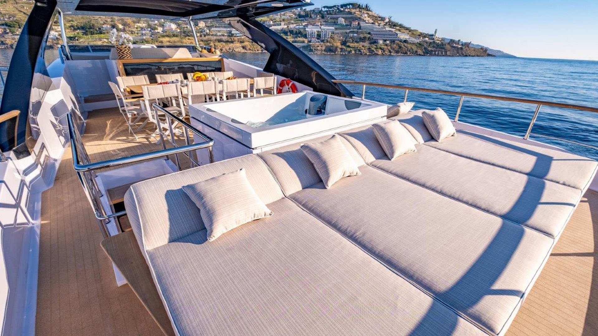 BACCARAT Amer 100 Flybridge