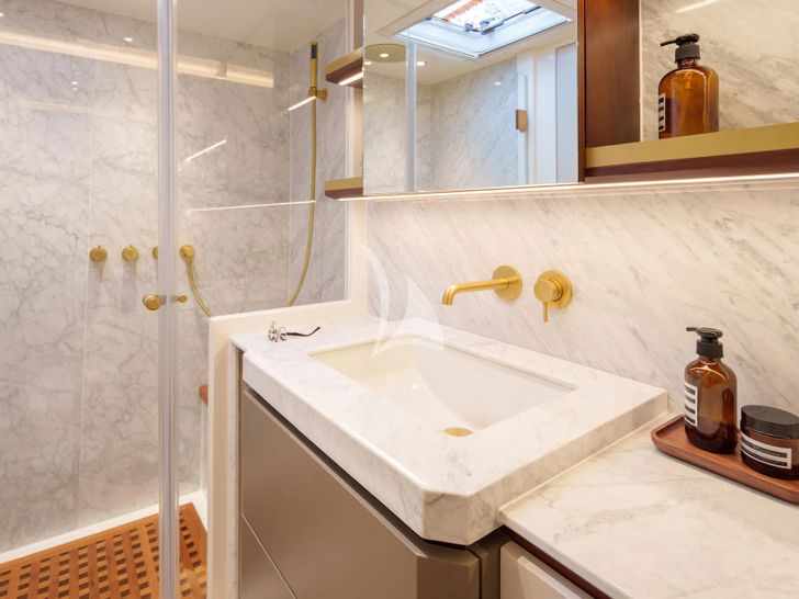 BADE GranOcean W-72 - cabin bathroom BADE GranOcean W-72 - cabin bathroom