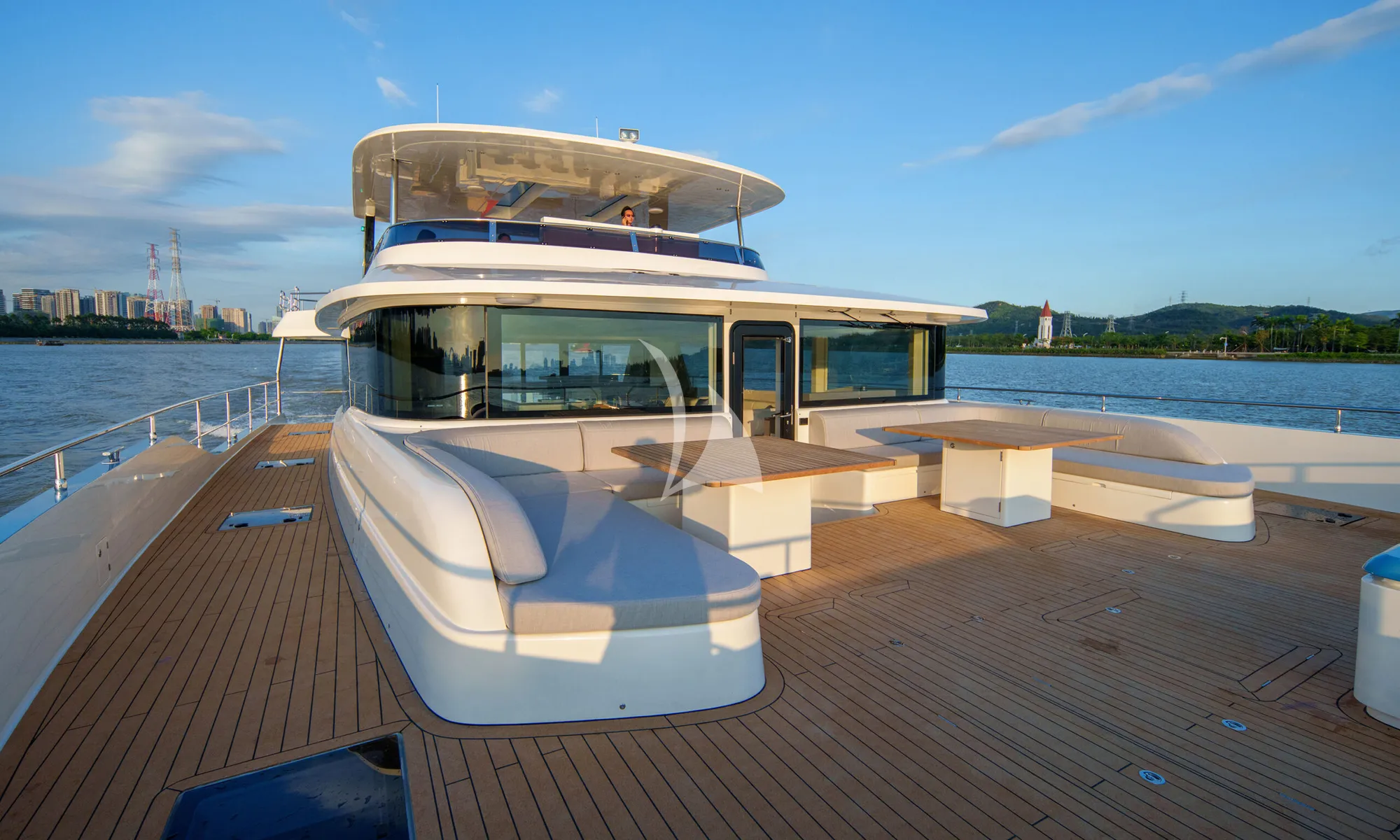 BADE GranOcean W-72 - foredeck lounge