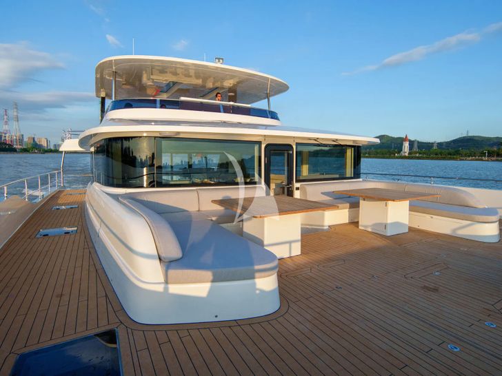 BADE GranOcean W-72 - foredeck lounge BADE GranOcean W-72 - foredeck lounge