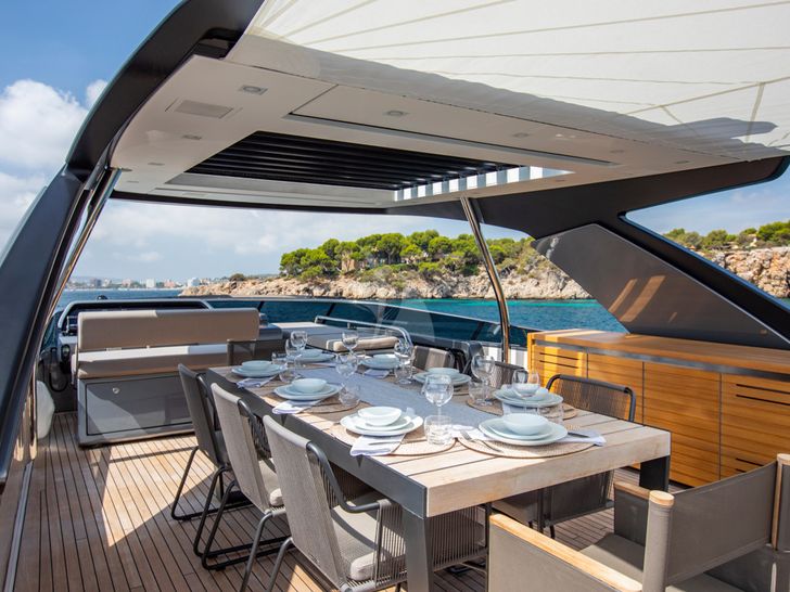 BALANCE Sanlorenzo SL78 Flybridge Dining BALANCE Sanlorenzo SL78 Flybridge Dining