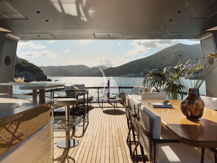 BALANCE Azimut 82 Fly - flybridge bar and alfresco dining area BALANCE Azimut 82 Fly - flybridge bar and alfresco dining area