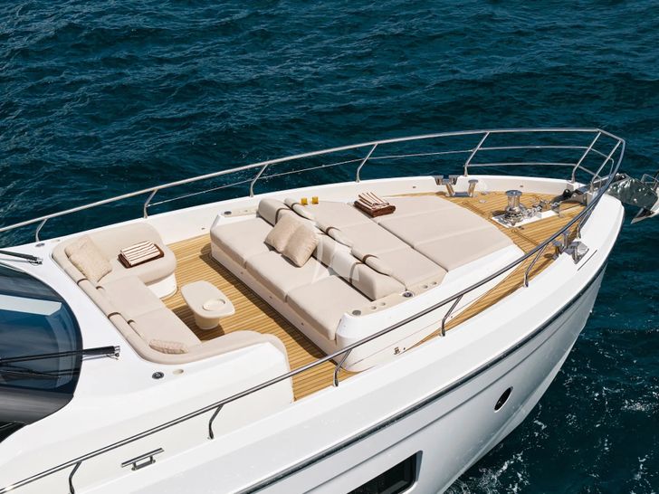 BALANCE Azimut 82 Fly - foredeck shot BALANCE Azimut 82 Fly - foredeck shot