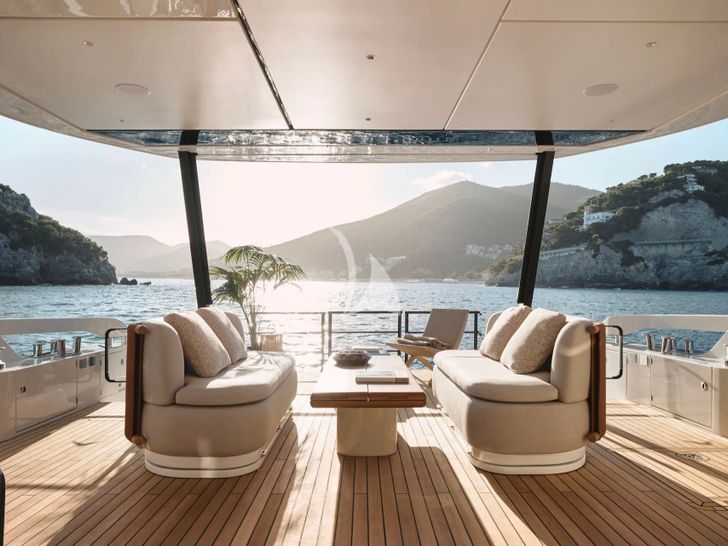 BALANCE Azimut 82 Fly - main aft deck lounge BALANCE Azimut 82 Fly - main aft deck lounge