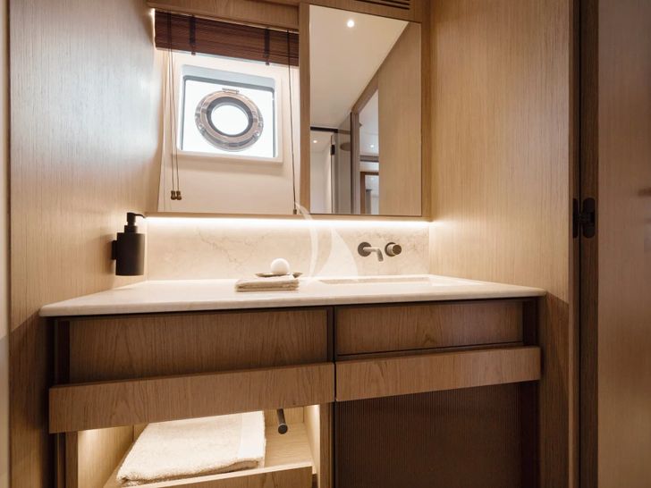BALANCE Azimut 82 Fly - master cabin bathroom vanity BALANCE Azimut 82 Fly - master cabin bathroom vanity