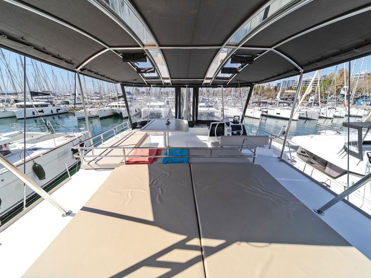 BALI 4.8 Flybridge BALI 4.8 Flybridge