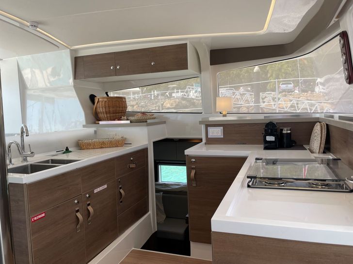 Bali 4.2 - galley Bali 4.2 - galley