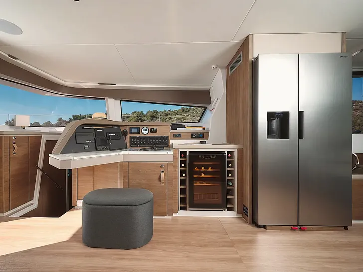 JOZA Bali 5.4 - navigation center and refrigerator JOZA Bali 5.4 - navigation center and refrigerator