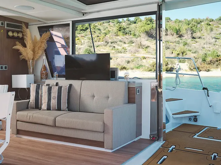 JOZA Bali 5.4 - saloon seating with TV JOZA Bali 5.4 - saloon seating with TV