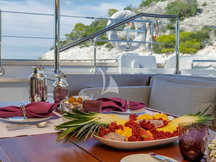 BARACUDA VALETTA Perini Navi Sailing Yacht 50m - fruit platter BARACUDA VALETTA Perini Navi Sailing Yacht 50m - fruit platter