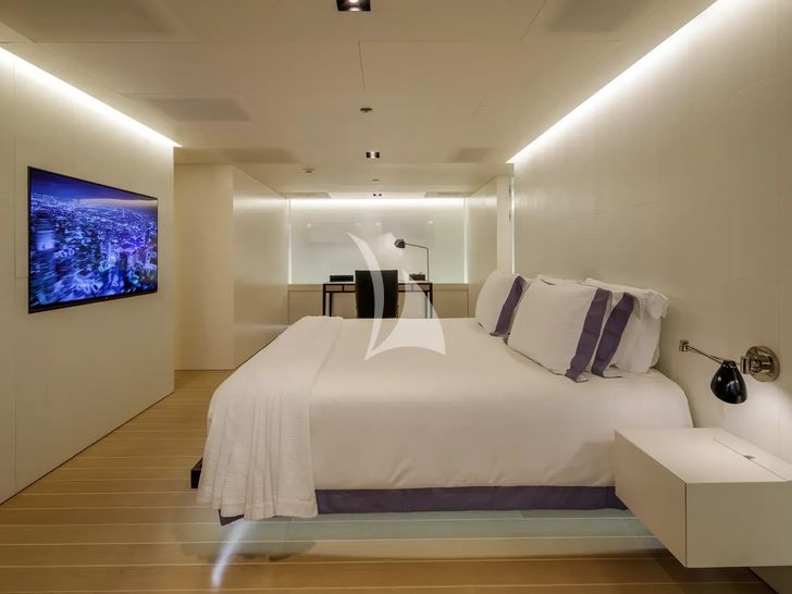 BARACUDA VALETTA Perini Navi Sailing Yacht 50m - master cabin bed with TV BARACUDA VALETTA Perini Navi Sailing Yacht 50m - master cabin bed with TV