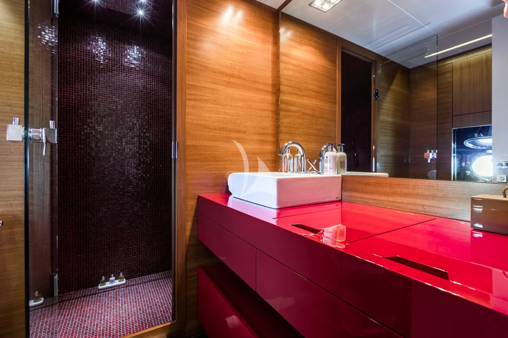 BEACHOUSE Mangusta 130 - VIP cabin bathroom