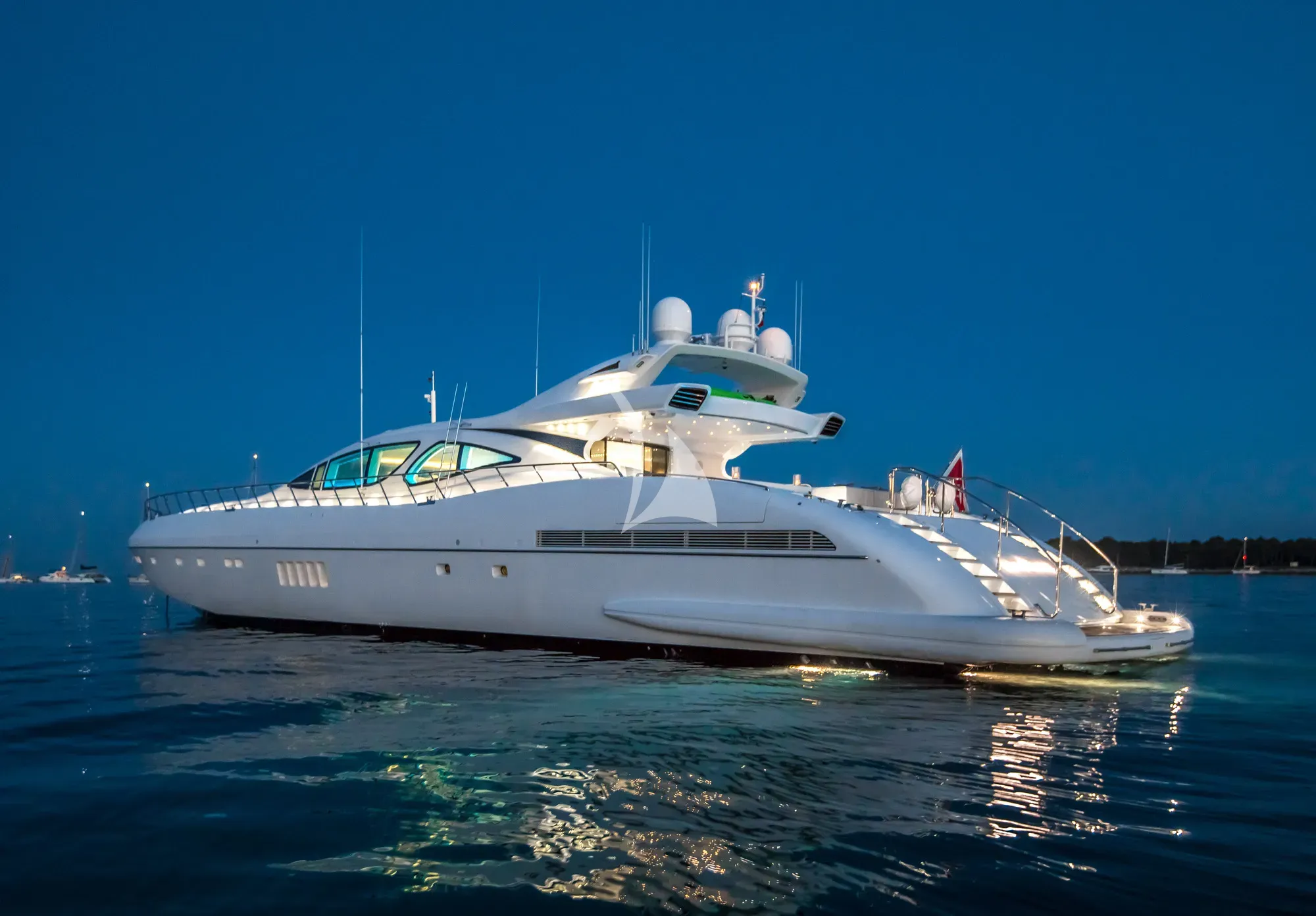 BEACHOUSE Mangusta 130 - at night
