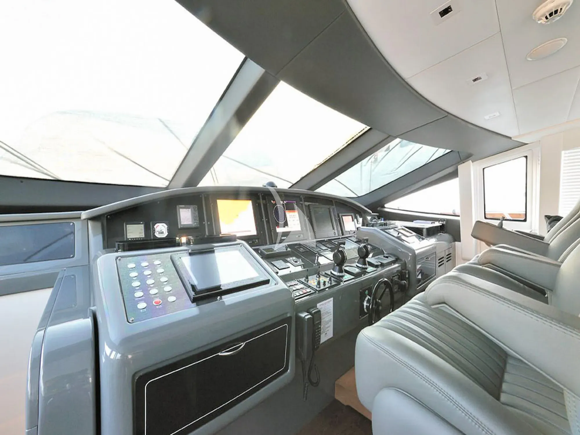 BEACHOUSE Mangusta 130 - cockpit