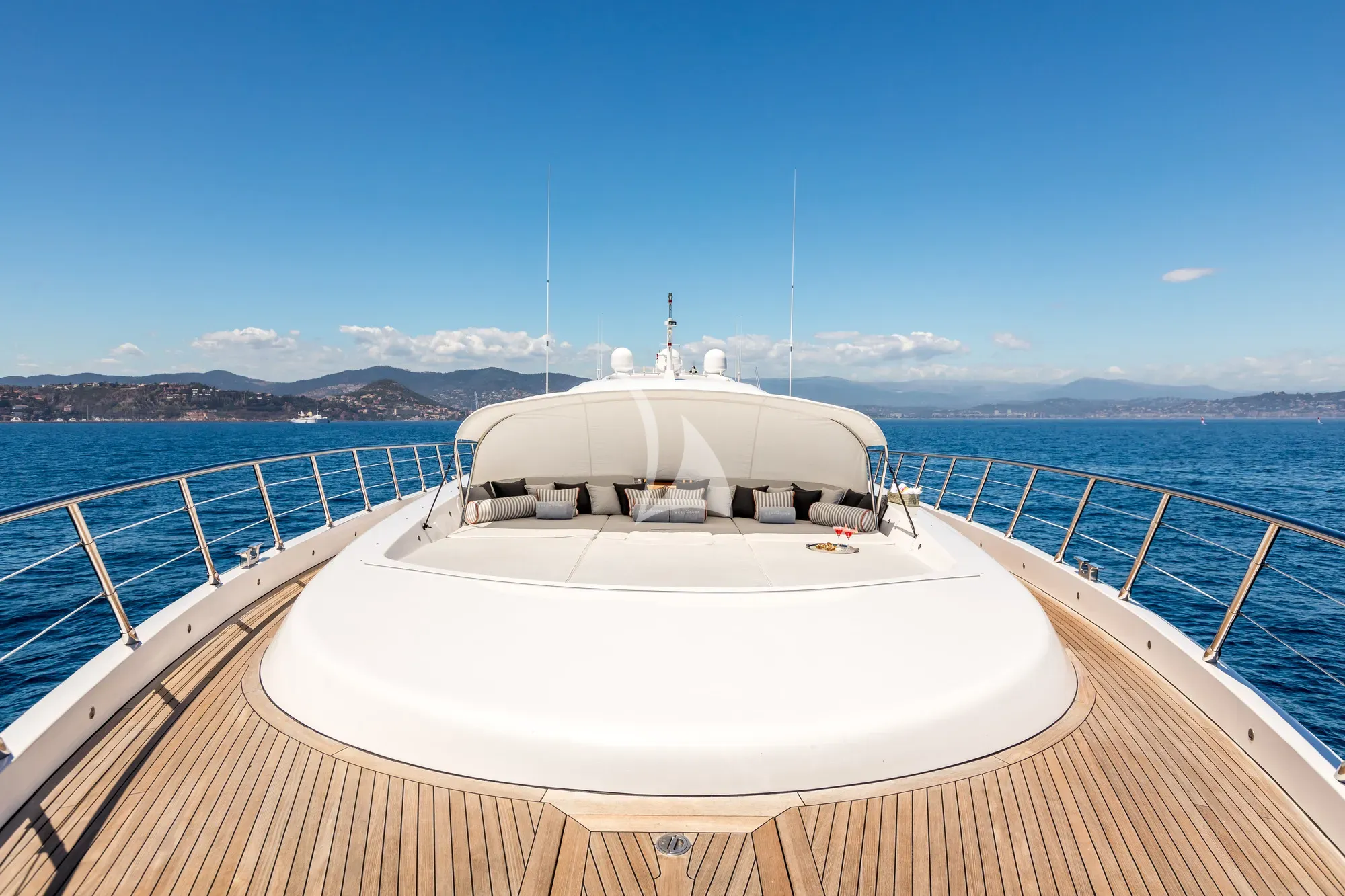 BEACHOUSE Mangusta 130 - foredeck sunbathing area