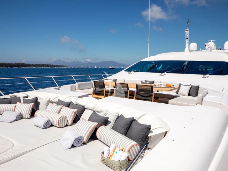 BEACHOUSE Mangusta 130 - foredeck BEACHOUSE Mangusta 130 - foredeck