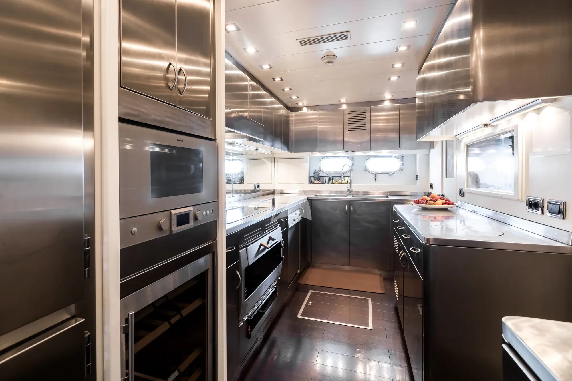 BEACHOUSE Mangusta 130 - galley