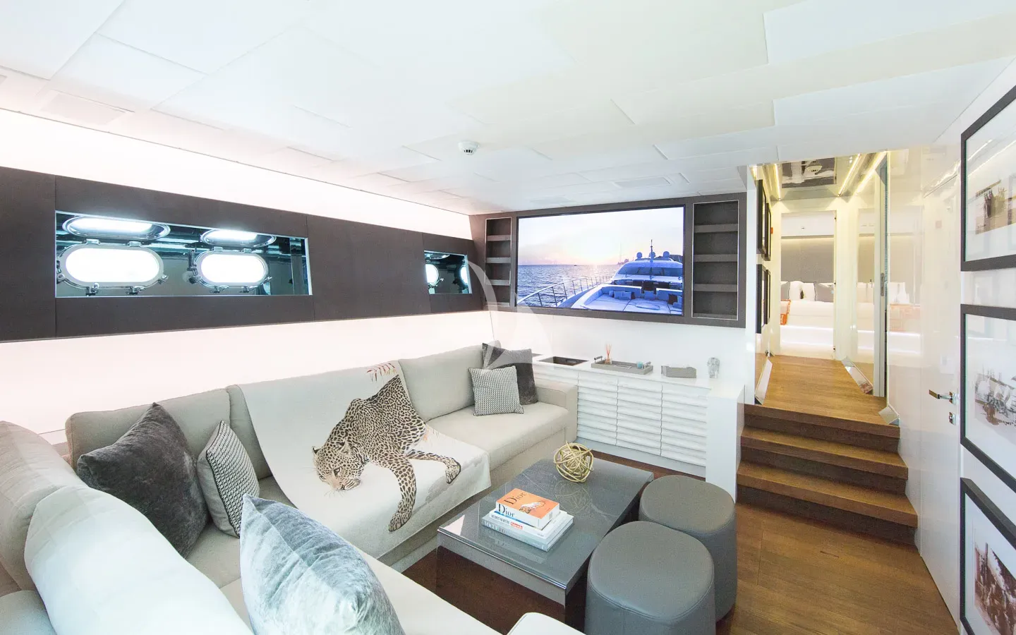 BEACHOUSE Mangusta 130 - lower saloon TV lounge