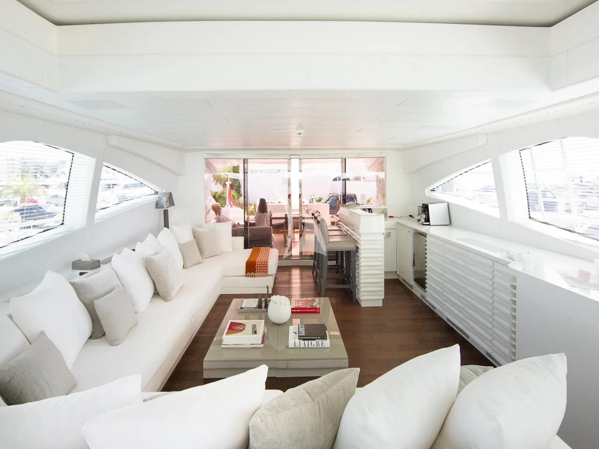 BEACHOUSE Mangusta 130 - main saloon