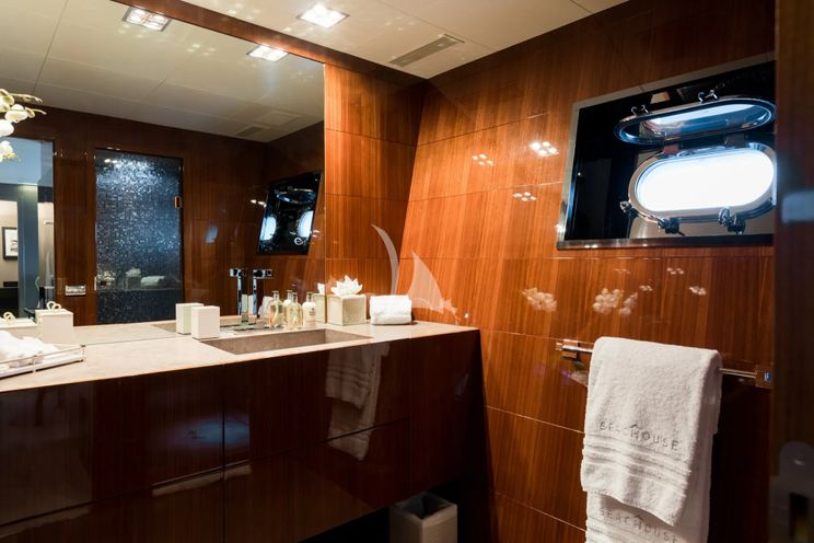 Charter Yacht BEACHOUSE - Mangusta 130 - 4 Cabins - Nassau - Exumas - Bahamas