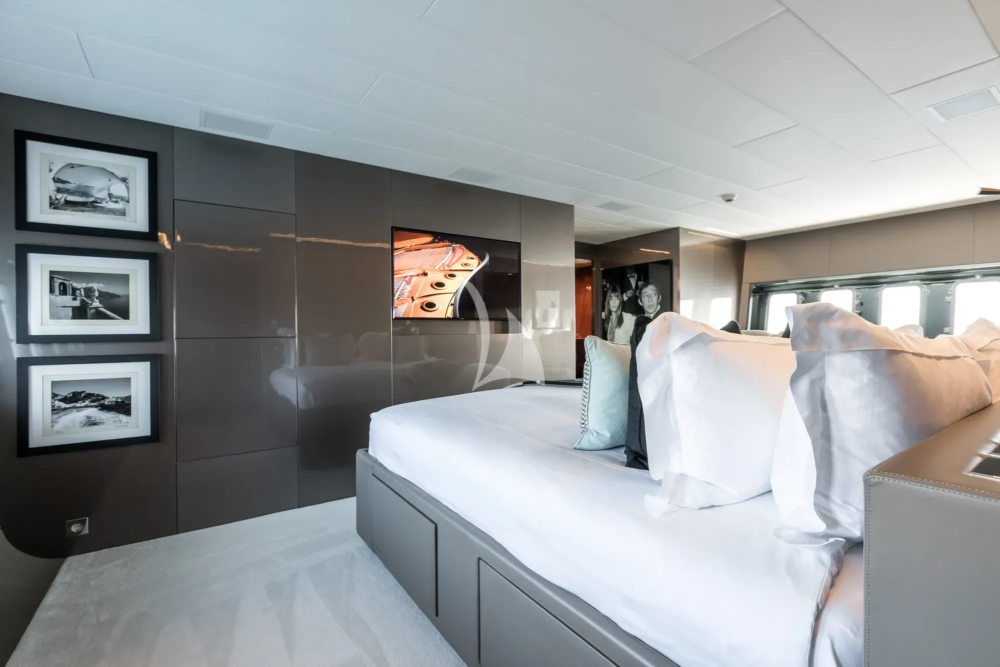 BEACHOUSE Mangusta 130 - master cabin bed and TV