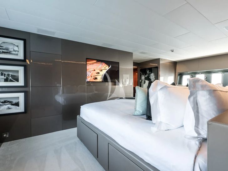 BEACHOUSE Mangusta 130 - master cabin bed and TV BEACHOUSE Mangusta 130 - master cabin bed and TV