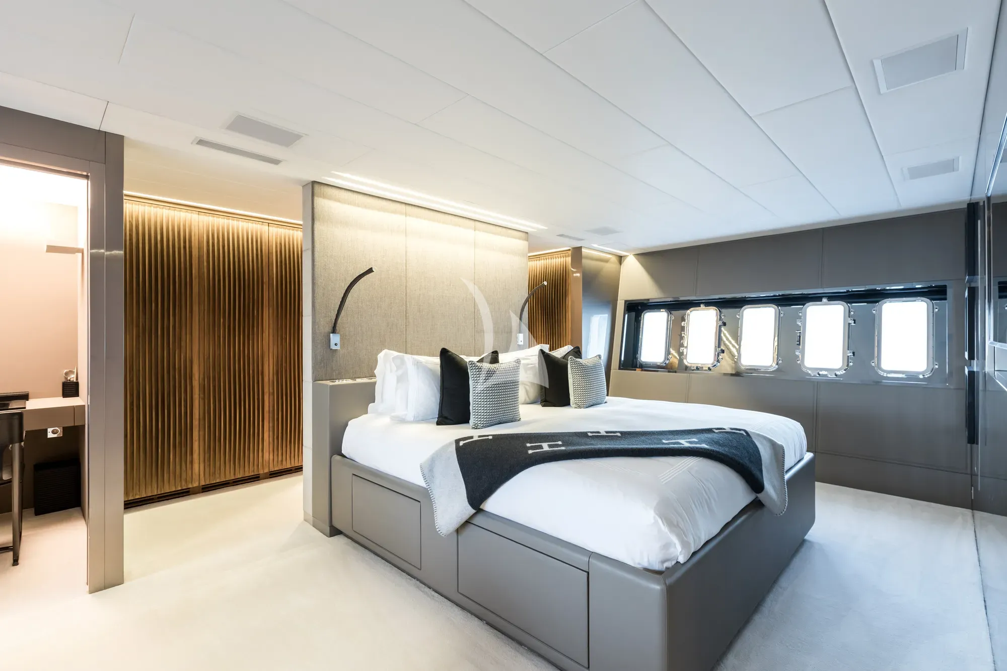 BEACHOUSE Mangusta 130 - master cabin