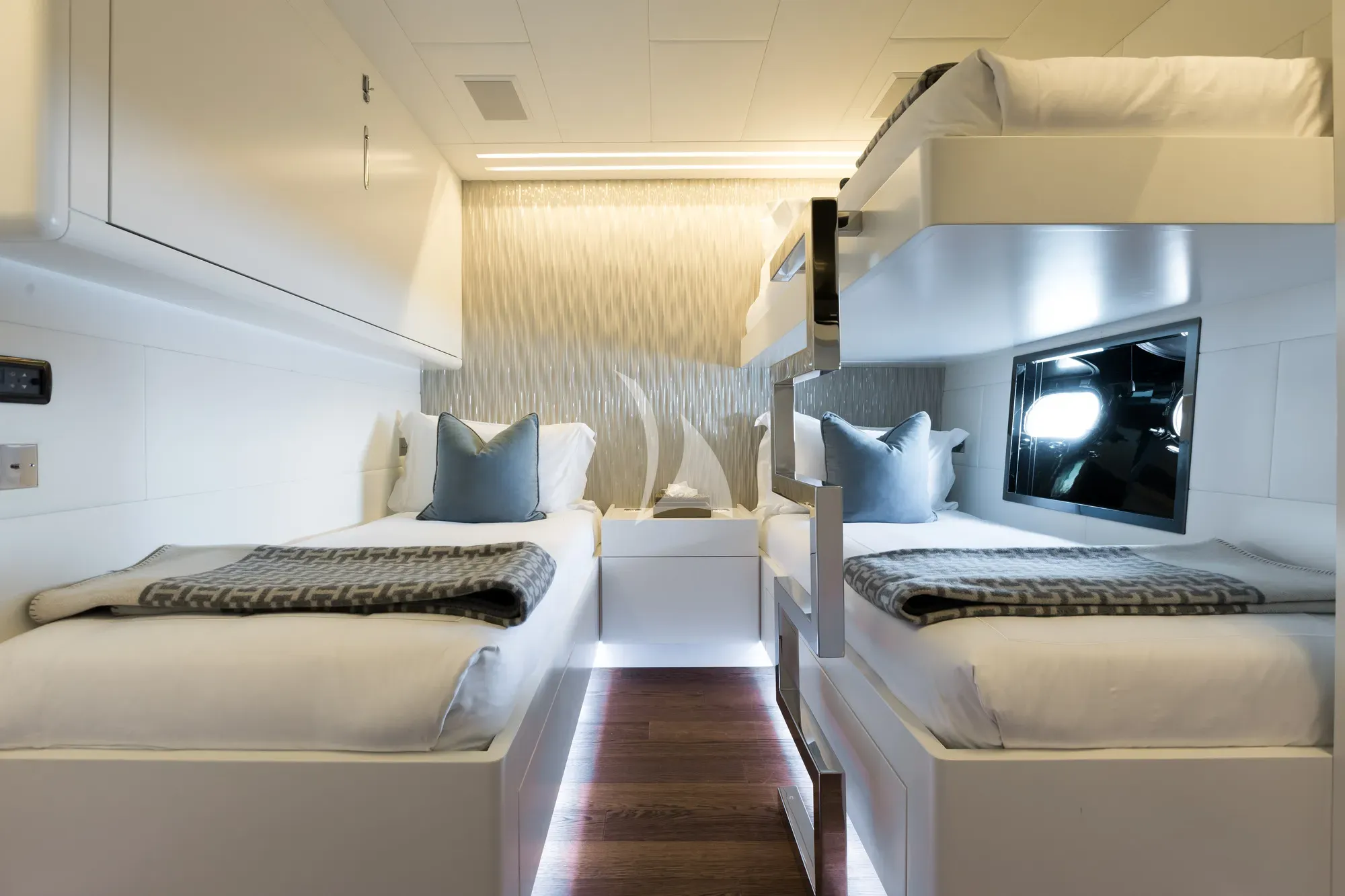 BEACHOUSE Mangusta 130 - twin cabin
