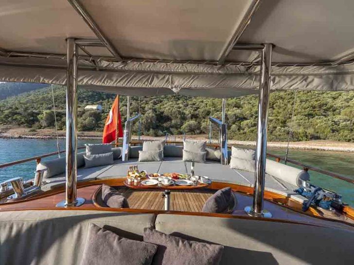 BEDIA SULTAN Gulet 35m - alfresco dining and bronzing area BEDIA SULTAN Gulet 35m - alfresco dining and bronzing area
