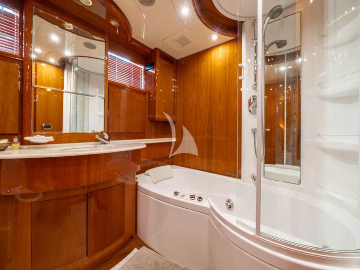BEIJA FLORE Eurocraft 92 VIP cabin bathroom BEIJA FLORE Eurocraft 92 VIP cabin bathroom