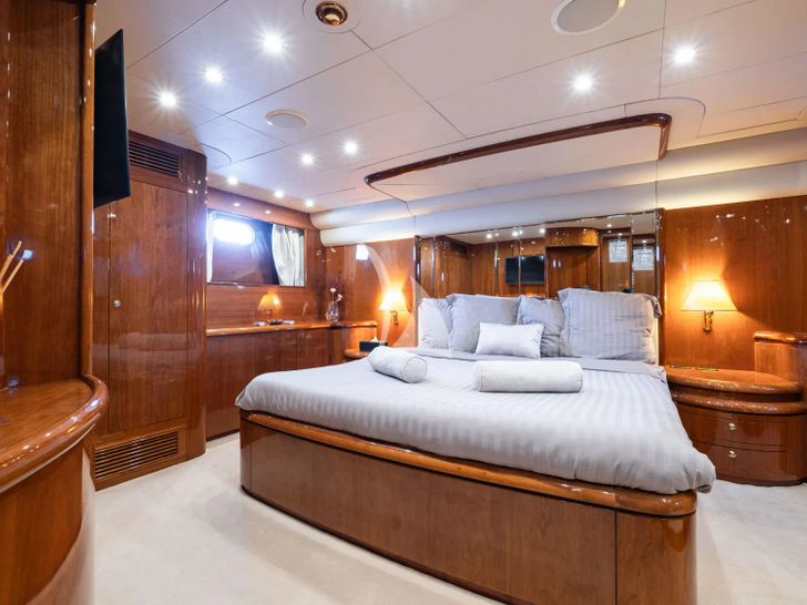BEIJA FLORE Eurocraft 92 VIP cabin BEIJA FLORE Eurocraft 92 VIP cabin