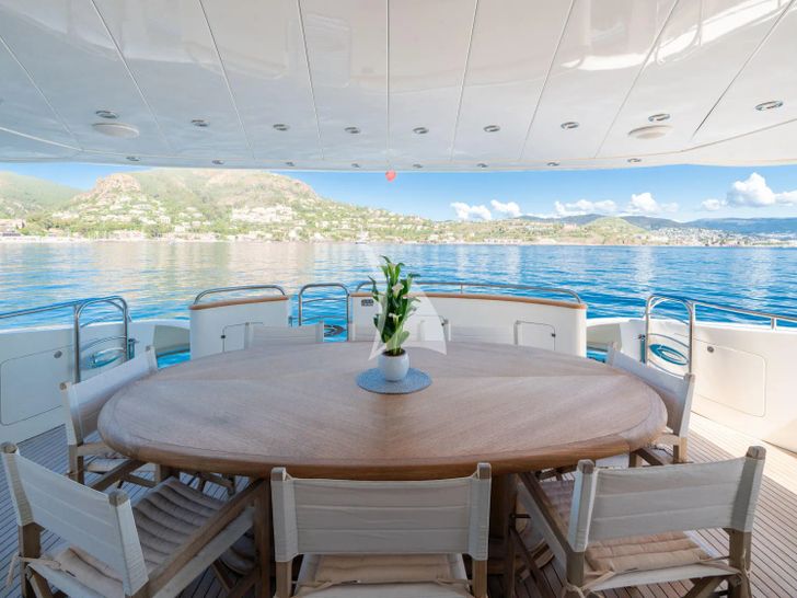 BEIJA FLORE Eurocraft 92 aft alfresco dining area BEIJA FLORE Eurocraft 92 aft alfresco dining area