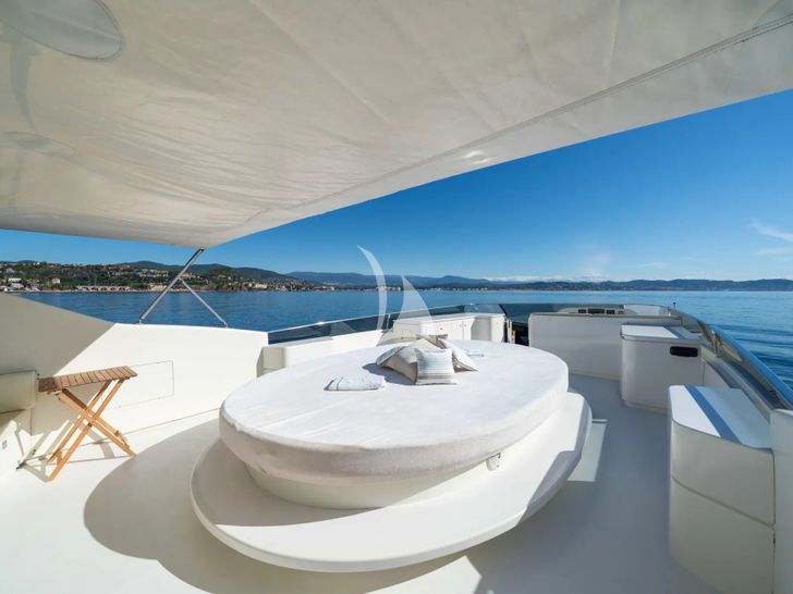BEIJA FLORE Eurocraft 92 flybridge sun bed BEIJA FLORE Eurocraft 92 flybridge sun bed