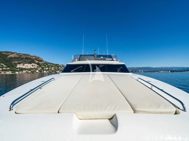 BEIJA FLORE Eurocraft 92 foredeck bronzing area BEIJA FLORE Eurocraft 92 foredeck bronzing area