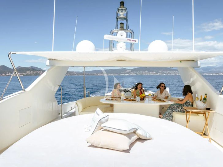 BEIJA FLORE Eurocraft 92 girl time on the flybridge BEIJA FLORE Eurocraft 92 girl time on the flybridge