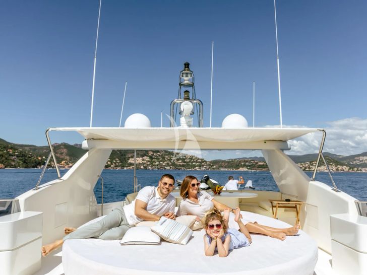 BEIJA FLORE Eurocraft 92 guests on the flybridge BEIJA FLORE Eurocraft 92 guests on the flybridge