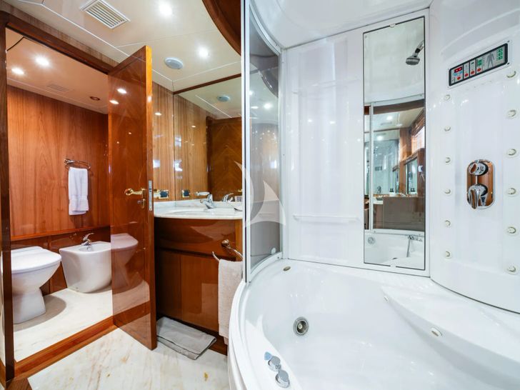 BEIJA FLORE Eurocraft 92 master cabin bathroom BEIJA FLORE Eurocraft 92 master cabin bathroom