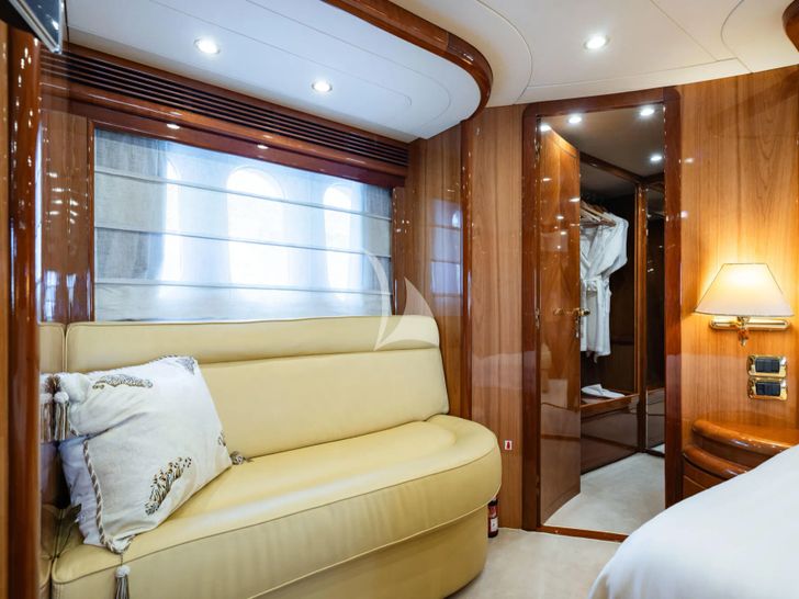 BEIJA FLORE Eurocraft 92 master cabin seating BEIJA FLORE Eurocraft 92 master cabin seating