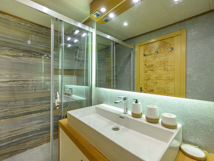 BELGIN SULTAN Custom Sailing Yacht 35m - master cabin bathroom BELGIN SULTAN Custom Sailing Yacht 35m - master cabin bathroom